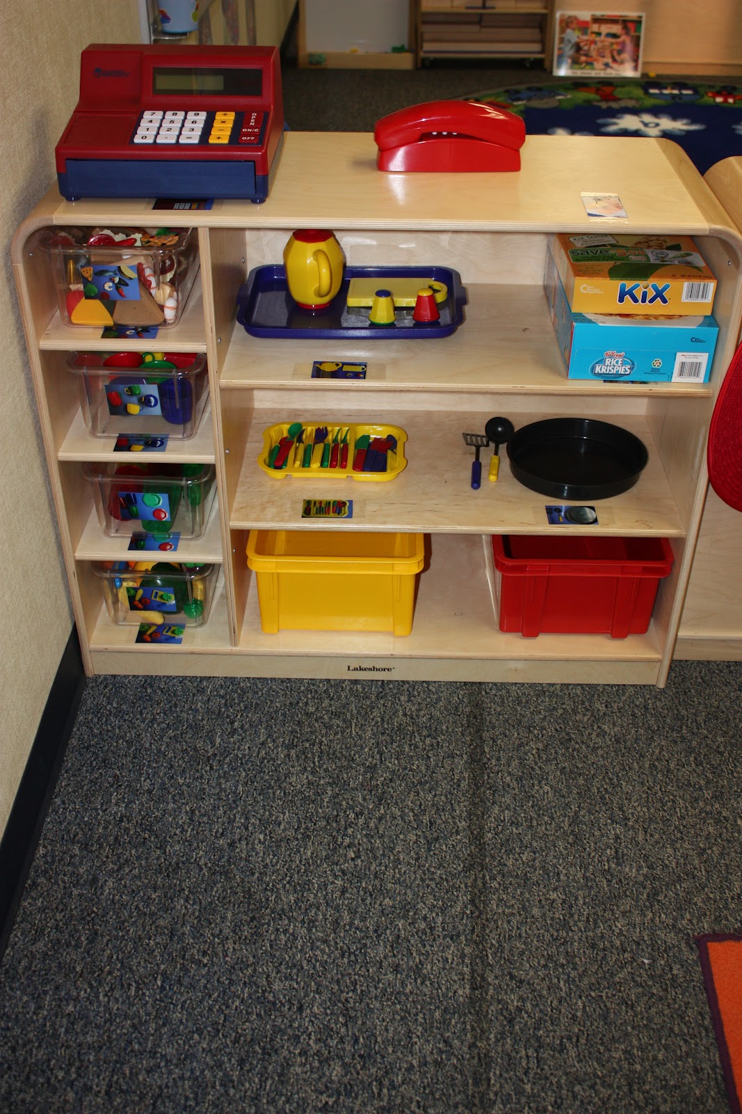 What kind of layout should a preschool classroom have?